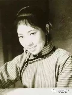 于蓝,1921年出生于辽宁岫岩,1949年主演第一部影片《白衣战士》,60