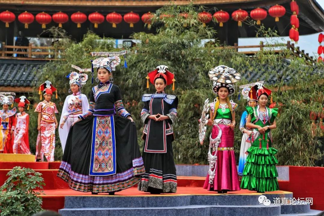 近代仡佬族的传统服饰也很有特色, 无论男女皆穿裙(男裙短,女裙长).