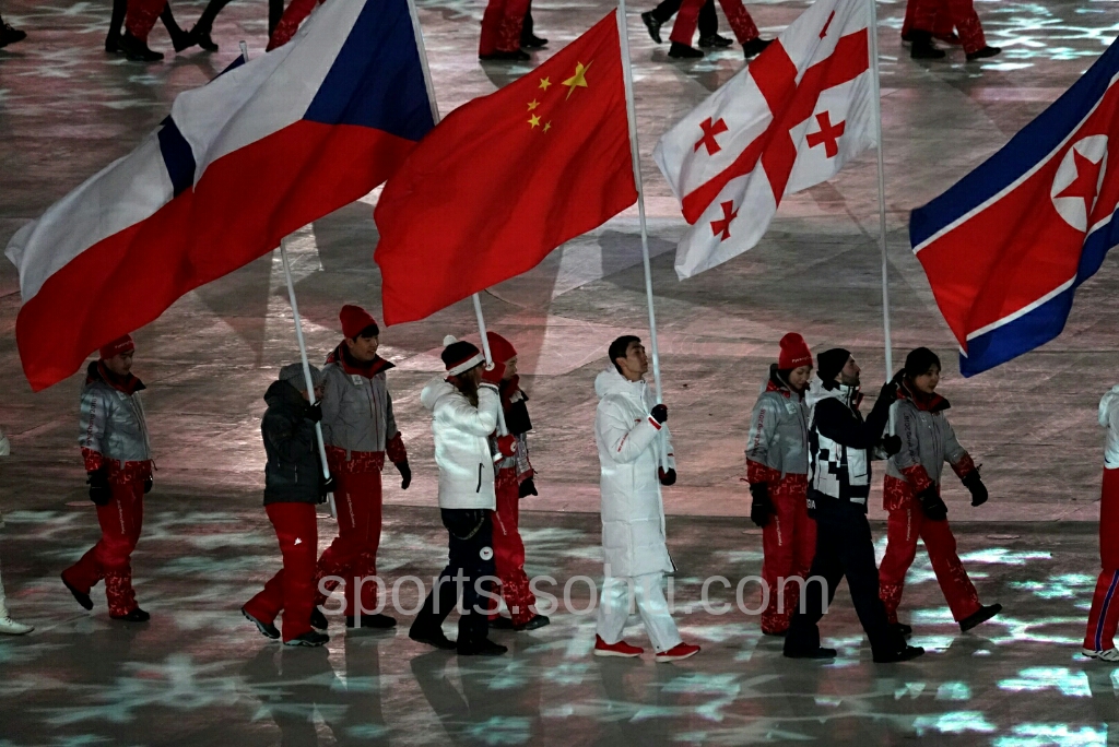 前方图:平昌冬奥闭幕式 节目精彩武大靖举国旗