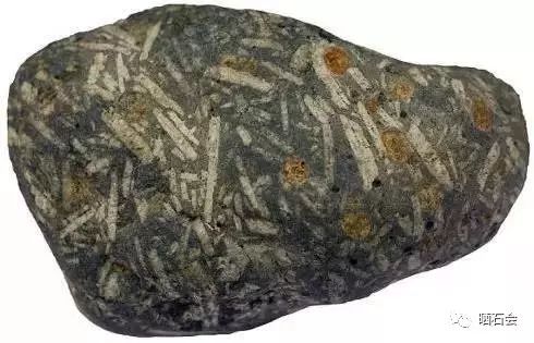 斑状镁铁质火山岩常被人误认为是月球陨石