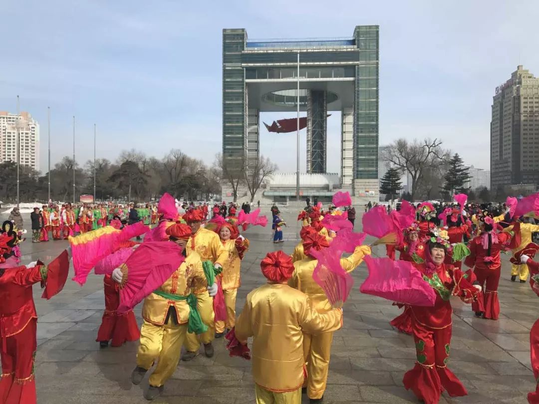 锣鼓喧天庆丰年