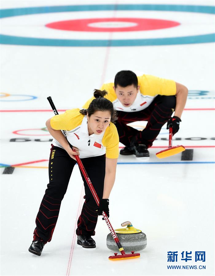 图为2月11日,中国选手王芮(前)和巴德鑫在2018年平昌冬奥会冰壶项目