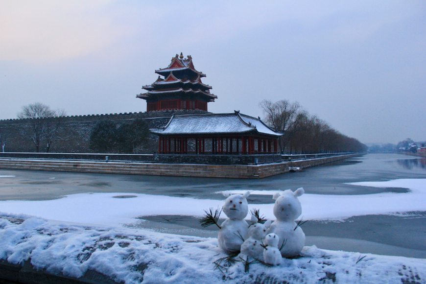 日出后,向东走到景山公园,花上两块钱的门票,登至景山山顶,俯瞰整个