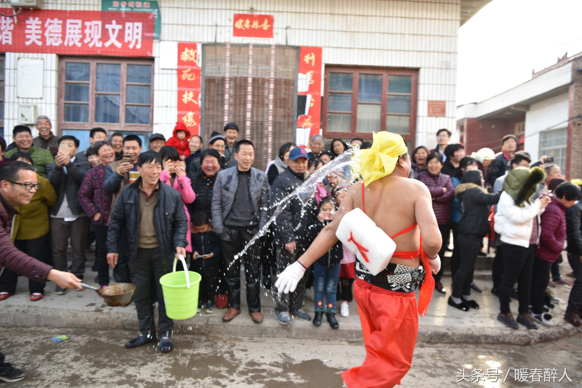 奇特民俗:光膀背10斤冰,身上泼几次水,冰水顺着大腿