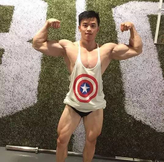 台湾20岁肌肉体育生,出镜网盘里的抖胸大片爆红!
