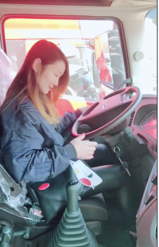 90后网红女司机终于有了自己的车,年后开始"单飞",驾龄已八年