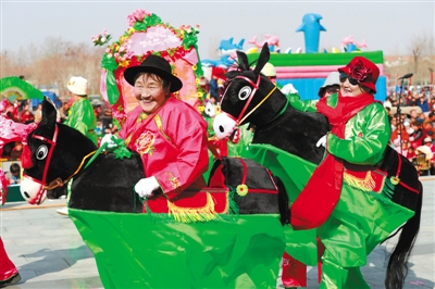 2月23日,河南省温县民间艺人在街头表演传统民俗节目"跑驴".
