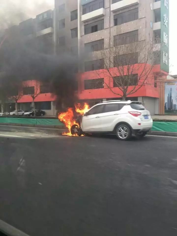 石家庄平山县东川街一辆出租车着火