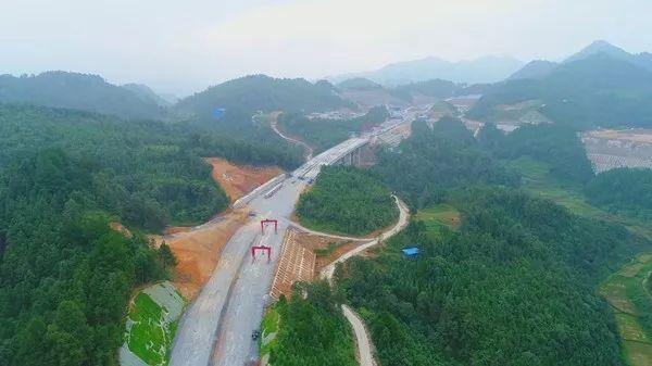 图自黔南交警三都至独山高速紫林山隧道施工现场.