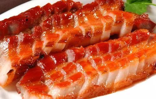 叉烧是广东特色肉制品,多呈红色,瘦肉做成,略甜.是把腌渍后的瘦猪肉