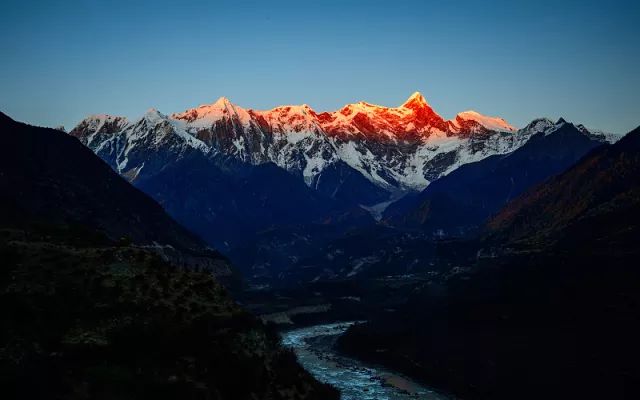 进入墨脱县,在几小时内便可领略到从高山寒带到热带雨林那千姿百态