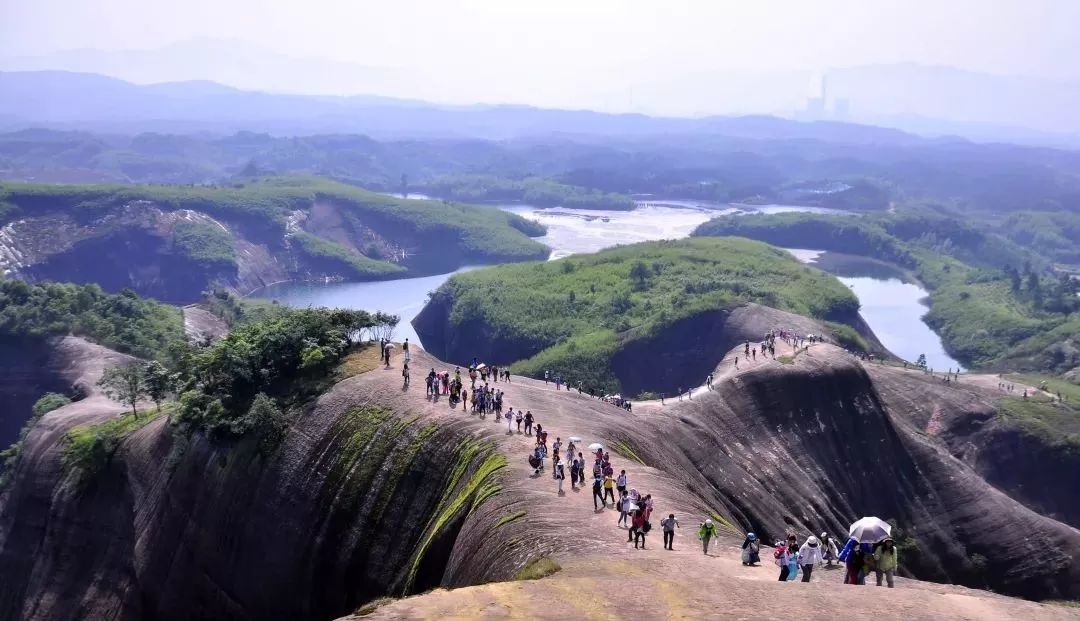 和小编一起来感受下飞天山的景色吧