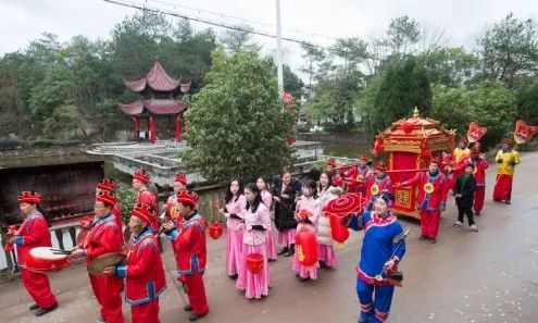 永康花街小伙骑上白马来娶亲,唢呐花轿齐上阵