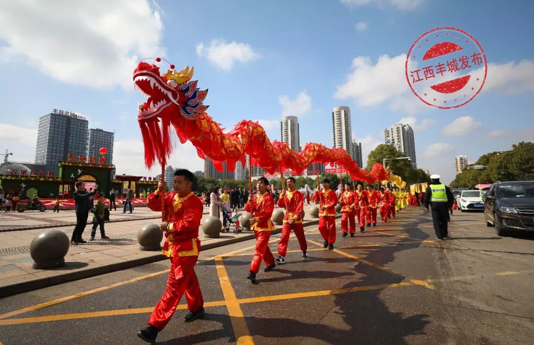 今天上万人聚集丰城剑邑广场,只为看.