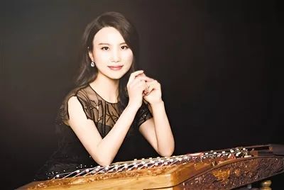 来自中央音乐学院的著名扬琴演奏家王玉珏将演奏扬琴协奏曲《凤点头》