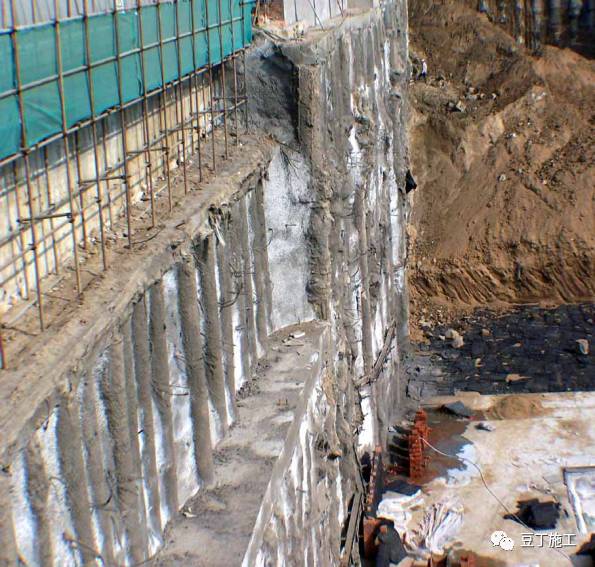 2m的人工挖孔灌注桩作支护结构. 2,土钉墙支护