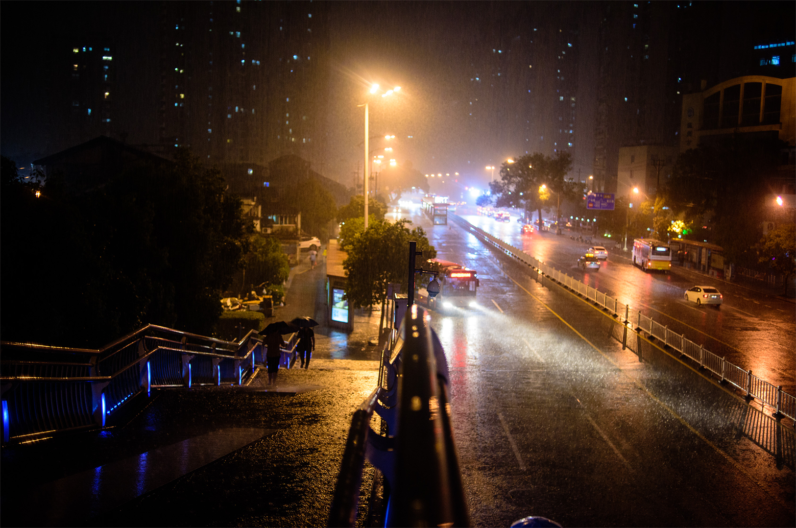 只因路上,大雨曾经滂沱