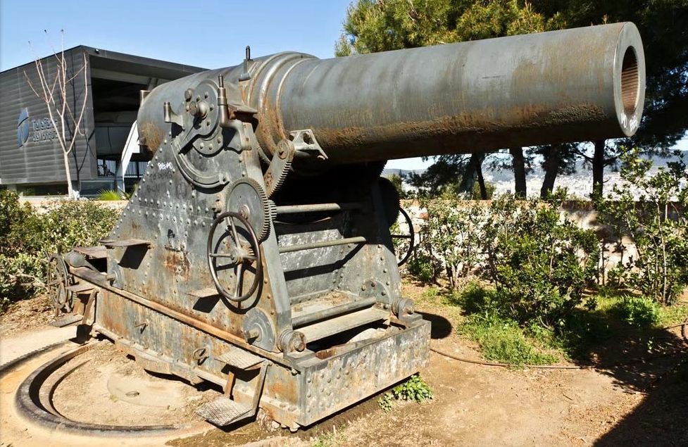 巴塞罗那保存的一门特鲁维亚305mm重炮毛瑟m16 305mm重炮运输状态下