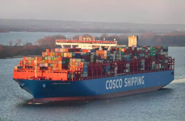 中远海运首艘两万标箱级货轮停靠德国汉堡港