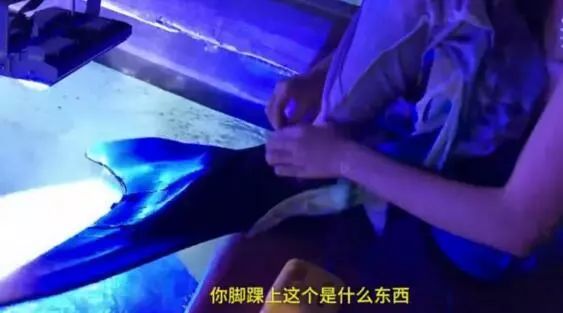 唯美!20岁女生为做美人鱼,每天脚捆铅条表演6场美人鱼