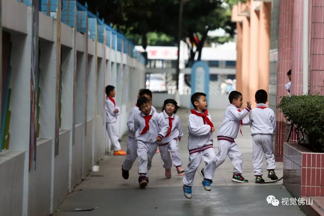 2月26日,三水区中小学开学.三水实验小学一年3班,学生们在上第一堂课.