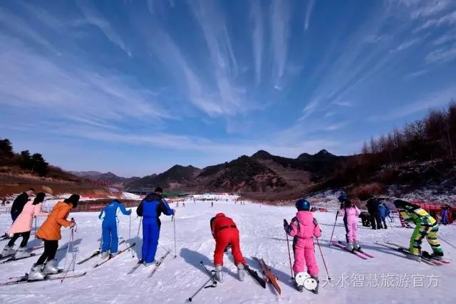 名称:青鹃山滑雪场 简介:天水青鹃山滑雪场内设初级,中级标准滑雪道