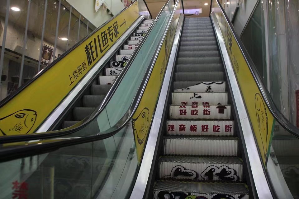 任性!重庆一商场现吃货专用电梯 市民乘坐该电梯秒变吃货