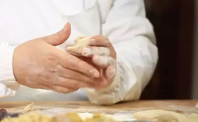 祥禾饽饽铺的老掌柜杨鸿年干了50多年的糕点一辈子都耗在点心上,铺子