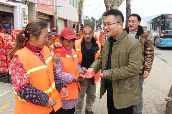 吕兆春慰问一线环卫工人