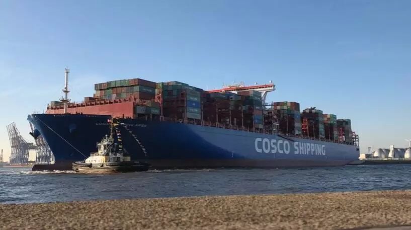 中远海运首艘两万标箱级货轮停靠德国汉堡港