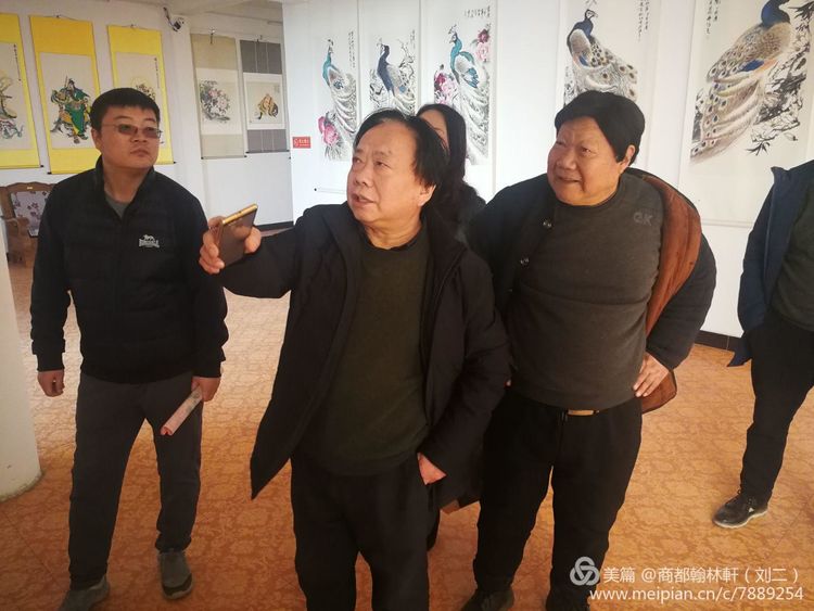 著名山水画家吕世和,郑州市美协顾问刘国辰一行参观指导书画展作品