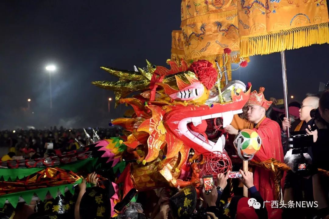 实拍广西宾阳千年炮龙节震撼上演数十万人狂欢