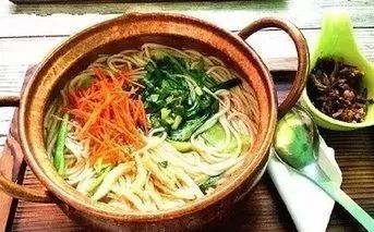 这家这个小锅米线汤很好喝,肉质也很好,正宗是老楚雄味道.