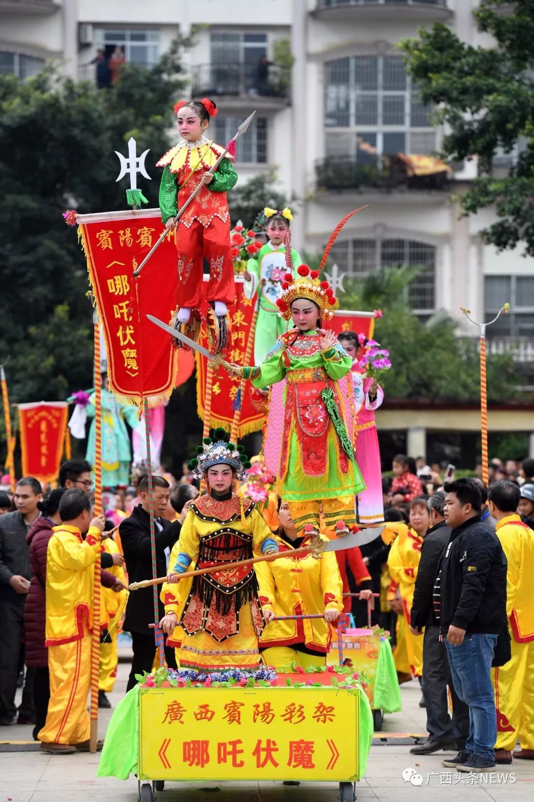 实拍广西宾阳千年炮龙节震撼上演数十万人狂欢