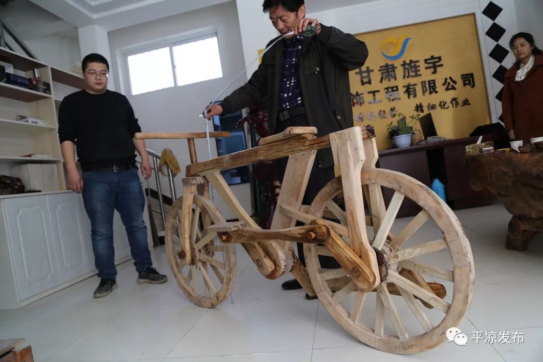 快看!甘肃农民发明的全木头自行车,骑上去好拉风