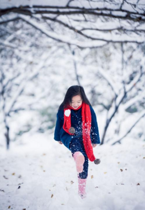 母婴 正文  在雪景中拍摄,对于宝宝服装的选择也很重要.