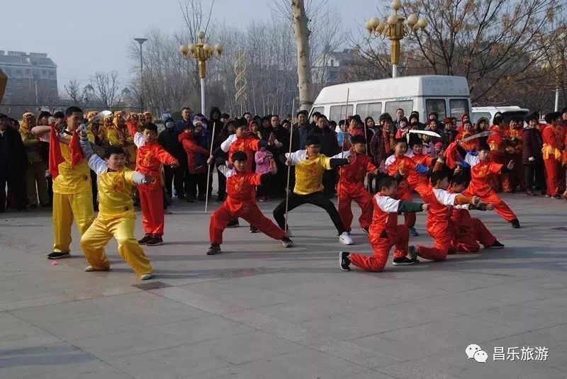 欢快的秧歌扭起来 威风的龙狮舞起来 喜庆的大鼓敲起来 诙谐的旱船跑