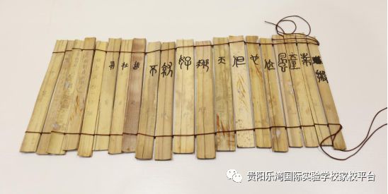 历史 正文  竹简 手绘陶制器具 橡皮刻"汉并天下"瓦当模型 模拟圣旨