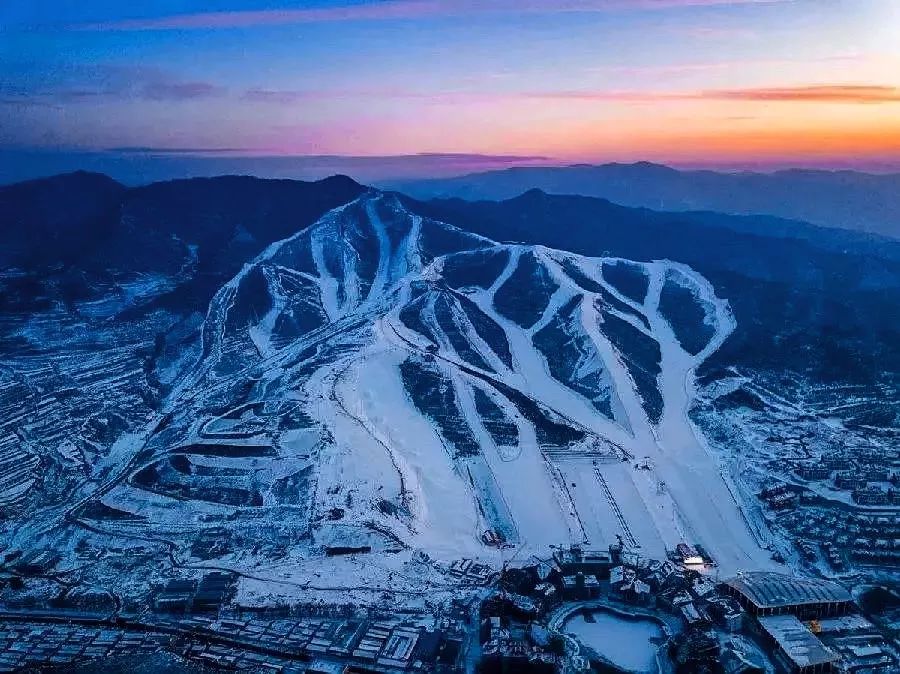 万龙滑雪场得天独厚的地形适于滑雪