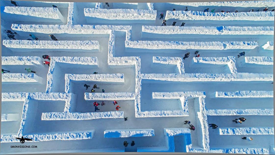 波兰人建造了世界上最大的冰雪迷宫 占地2500平米