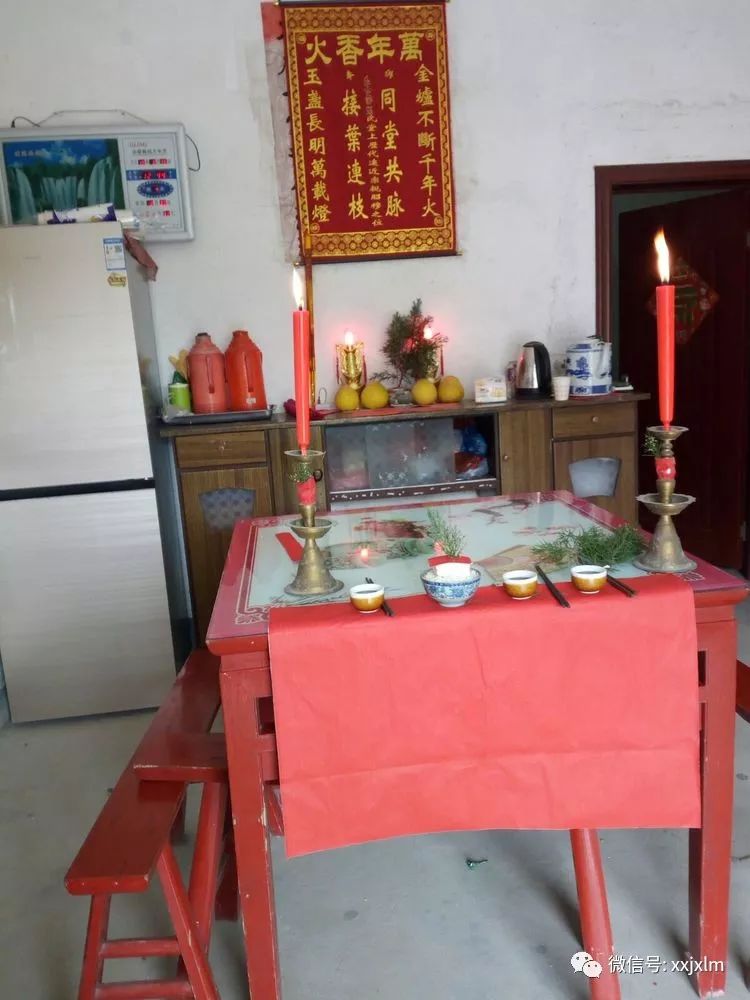 三十这一天,我们要祭祀祖先.要摆上一只鸡,一个猪头,还有酒.