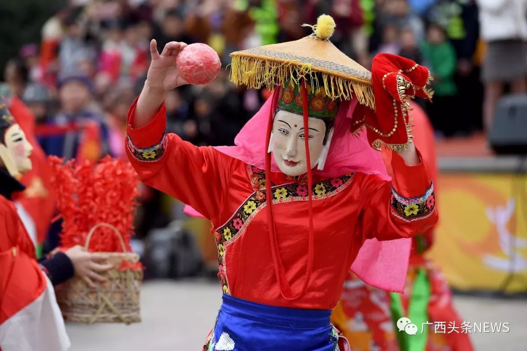 实拍广西宾阳千年炮龙节震撼上演数十万人狂欢