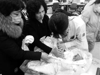 沈阳：出生3天女婴发急病 警车开路送医