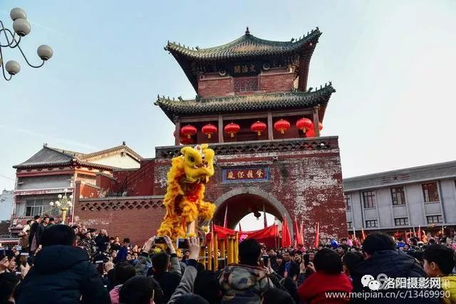 鹤壁浚县千年古城春节群狮攀登与文治阁比高