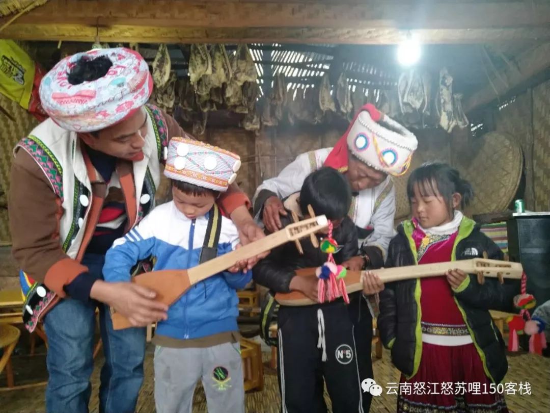 今天主要给孩子们讲解怒族传统乐器"达比亚"和怒族的传统文化.