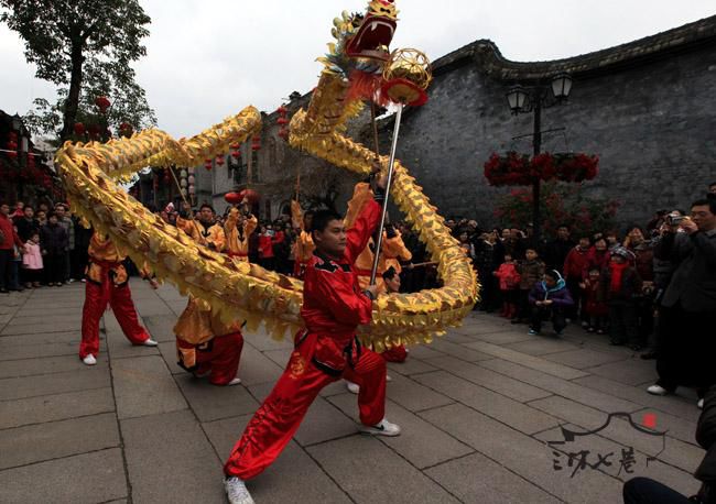 福州高湖舞龙灯,俗称"龙灯舞,自唐代迄今,已有1000多年的历史.