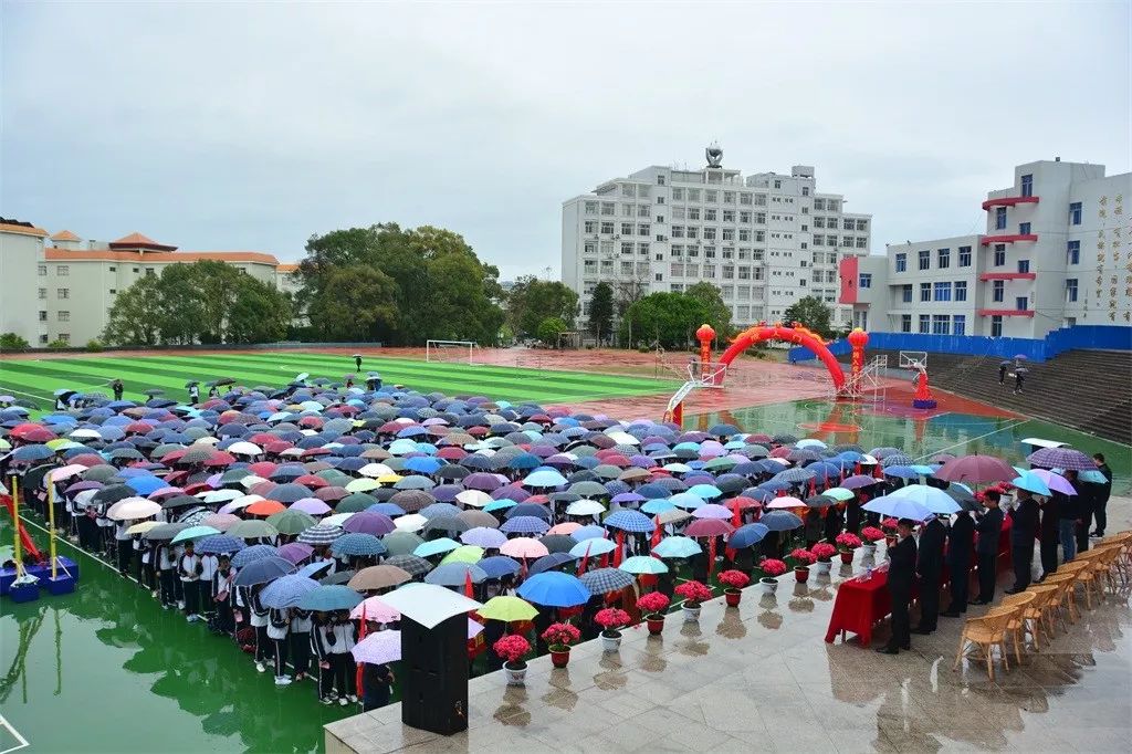 今天上午,武平一中高三年段在运动场举行以"决战高考 放飞梦想"为主题