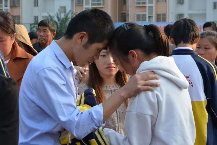 北京大学百年讲堂特邀讲师苏醒老师,在盱眙县第一中学为全体师生,家长