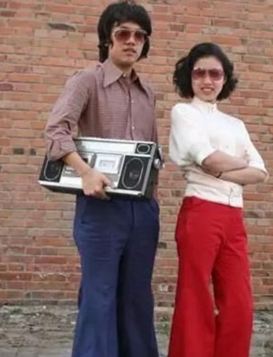 80年代中国历史老照片:图为一对年轻男女,打扮得非常时髦,蛤蟆镜