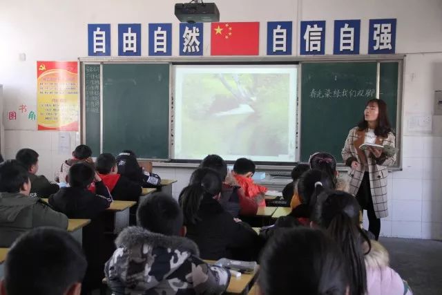 锦丰初级中学在开学第一天,锦丰初级中学的学生们用全新的态度,迎接着